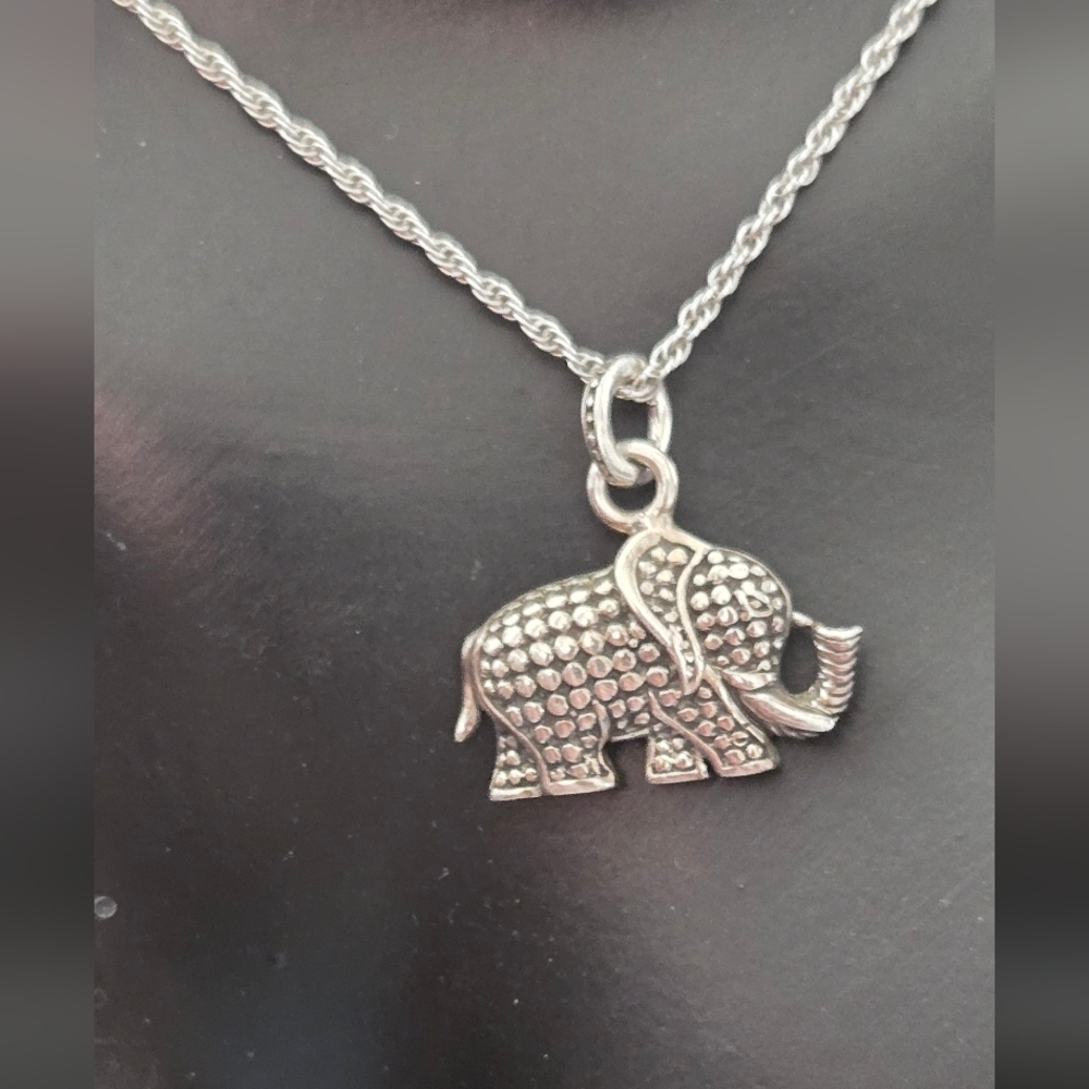 Elegant 925 Silver Elephant Pendant Necklace - Picture 7 of 8